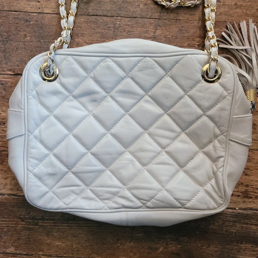 Quilted Cream Leather Shoulder Bag Gold Chain Strap Tassel Accent Classic Purse‎